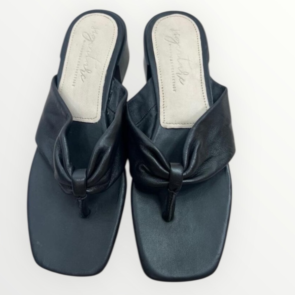 Signature by Journee Leather Sandals Size 7 Black Thong Bow Detail Square Toe